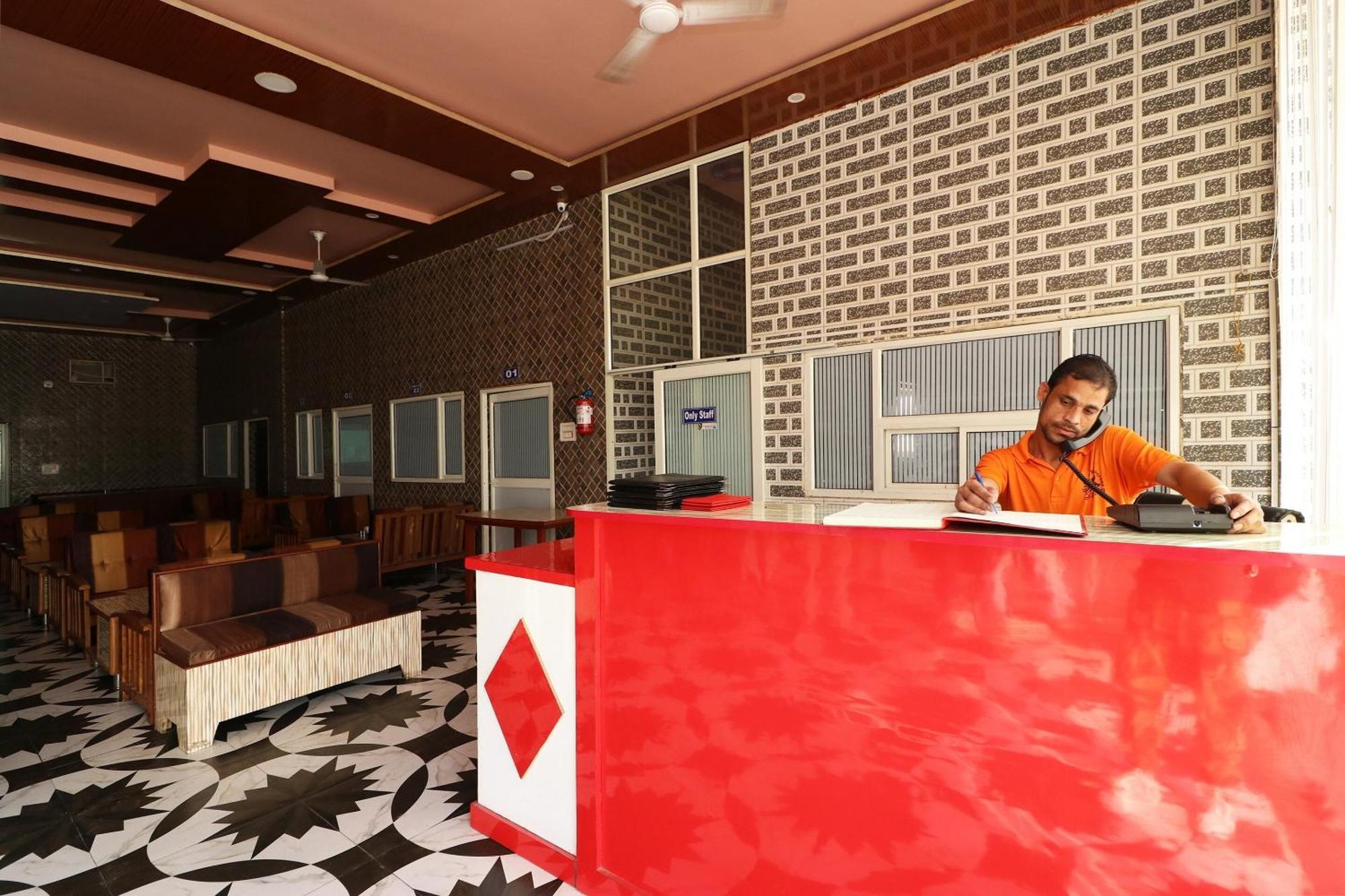 Hotel O Ch. Jyoti Hotel & Restaurant Dhāruhera Eksteriør billede